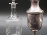 deux vases en verre posés l'un à côté de l'autre sur une table