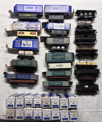 HORNBY – Lot de 39  wagons Marchandises dont citerne, tombereau, plat, - Photo 1