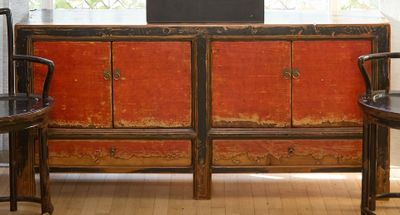 deux chaises et une armoire dans une pièce dotée d'une fenêtre