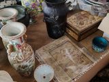 de nombreux vases et assiettes sur la table de cette pièce