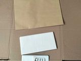 deux morceaux de carton posés par terre à côté d'une boîte en carton