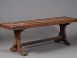 un banc en bois posé devant une chaise