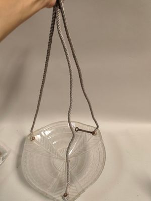 une personne tenant un bol en verre transparent au bout d'une corde