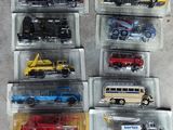 le coffret contient de nombreux types de véhicules miniatures différents