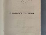 un livre ouvert avec une écriture dessus, posé sur une table