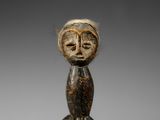 une figurine en bois représentant un homme avec un chapeau sur la tête