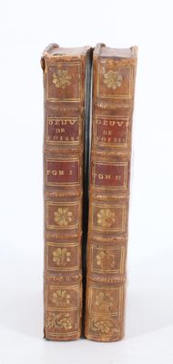une paire de livres anciens sur fond blanc, avec un fond blanc