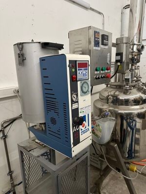 une machine qui se trouve dans une pièce où il y a beaucoup de matériel