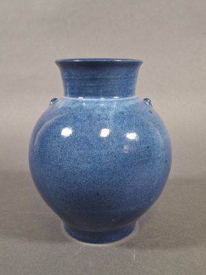 un vase bleu posé sur une table