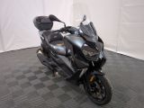 une photo d'une moto garée sur un sol à damier