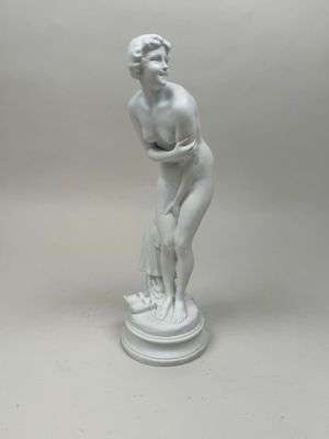 statue d'une femme tenant une fleur dans sa main droite