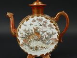 une théière chinoise ancienne ornée d'une scène représentant un cerf