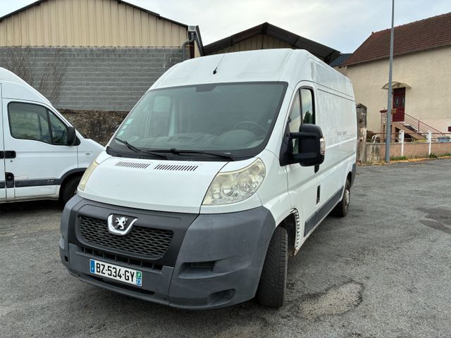 Véhicule utilitaire PEUGEOT Boxer, immatriculée BZ-534-GY, 1ère m