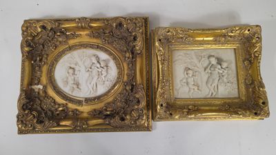 deux photos encadrées représentant un homme, une femme et un enfant