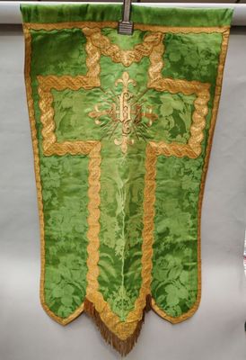 une image représentant une croix verte et dorée accrochée à un mur