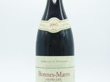 une photo d'une bouteille de vin sur fond blanc