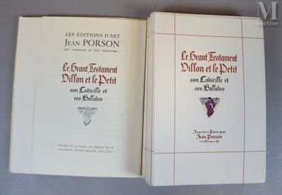 deux livres posés l'un à côté de l'autre sur une table