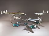trois maquettes d'avions empilées les unes sur les autres