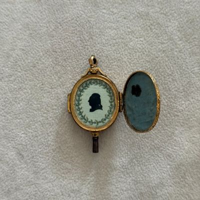 un cadenas sur lequel figure l'image d'un homme et d'une femme