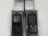deux téléphones portables qui se trouvent dans leur emballage sur la table