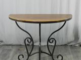 une petite table avec un plateau en bois sur un plancher en bois