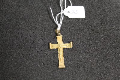 un gros plan d'une croix à laquelle est accrochée une étiquette