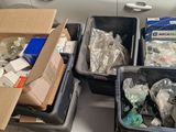 trois bacs remplis d'objets posés sur une table