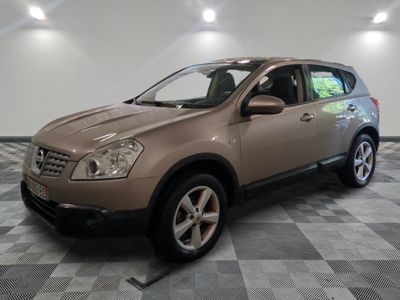 la photo d'une voiture garée dans un garage