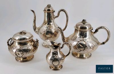trois pièces de service à thé et à café en argent sur fond blanc
