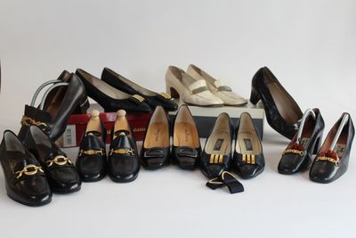 plusieurs paires de chaussures noires ornées de chaînes dorées et de pompons