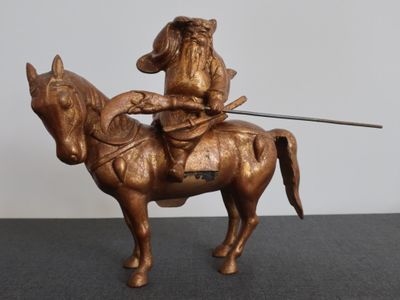 statue en bronze représentant un homme à cheval, une lance à la main