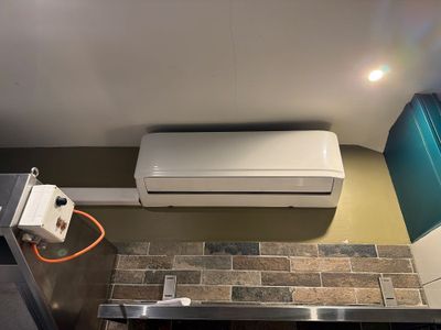 un climatiseur blanc fixé au mur de la cuisine
