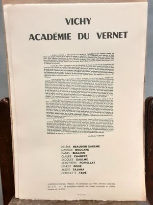 une image représentant une feuille de papier posée sur une chaise en bois