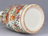 un vase blanc orné d'un motif coloré