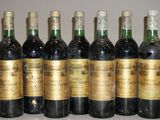 six bouteilles de vin sont alignées sur une table