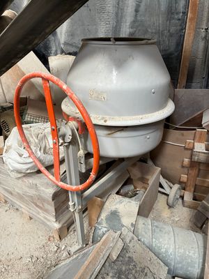 un gros objet métallique posé sur une table