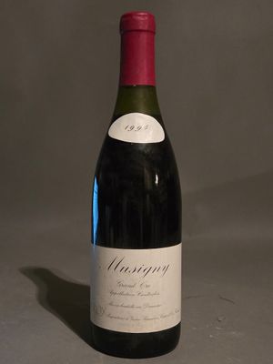 une bouteille de vin posée sur une table