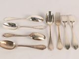 beaucoup de cuillères en argent et de cuillères sur la table