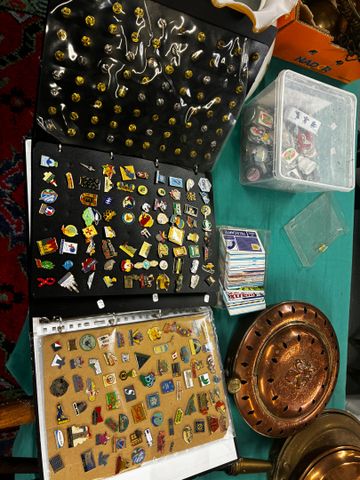 Collection de pin's, porte-clés, cartes téléphoniques