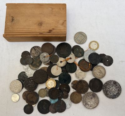 une boîte en bois remplie de pièces et une boîte en bois remplie de pièces