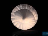 une lumière allumée dans une pièce sombre