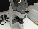 une image représentant un microscope équipé d'un écran
