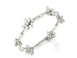 gros plan d'un bracelet en diamant sur fond blanc