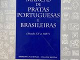 la couverture d'un livre ornée d'un motif bleu et blanc