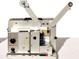 un vieux projecteur de cinéma posé sur une table