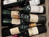plusieurs bouteilles de vin dans une caisse sur la table