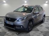 la voiture argentée est garée dans le garage sur un sol en damier
