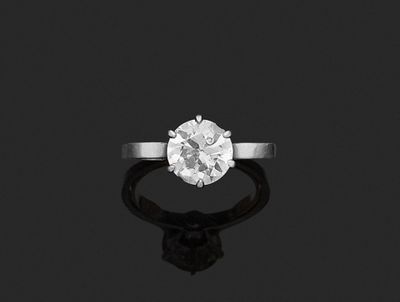 une bague sertie d'un seul diamant, signée Cartier