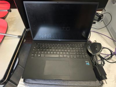 un ordinateur portable posé sur une table
