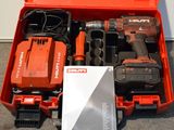 une boîte à outils rouge avec des outils sur le sol